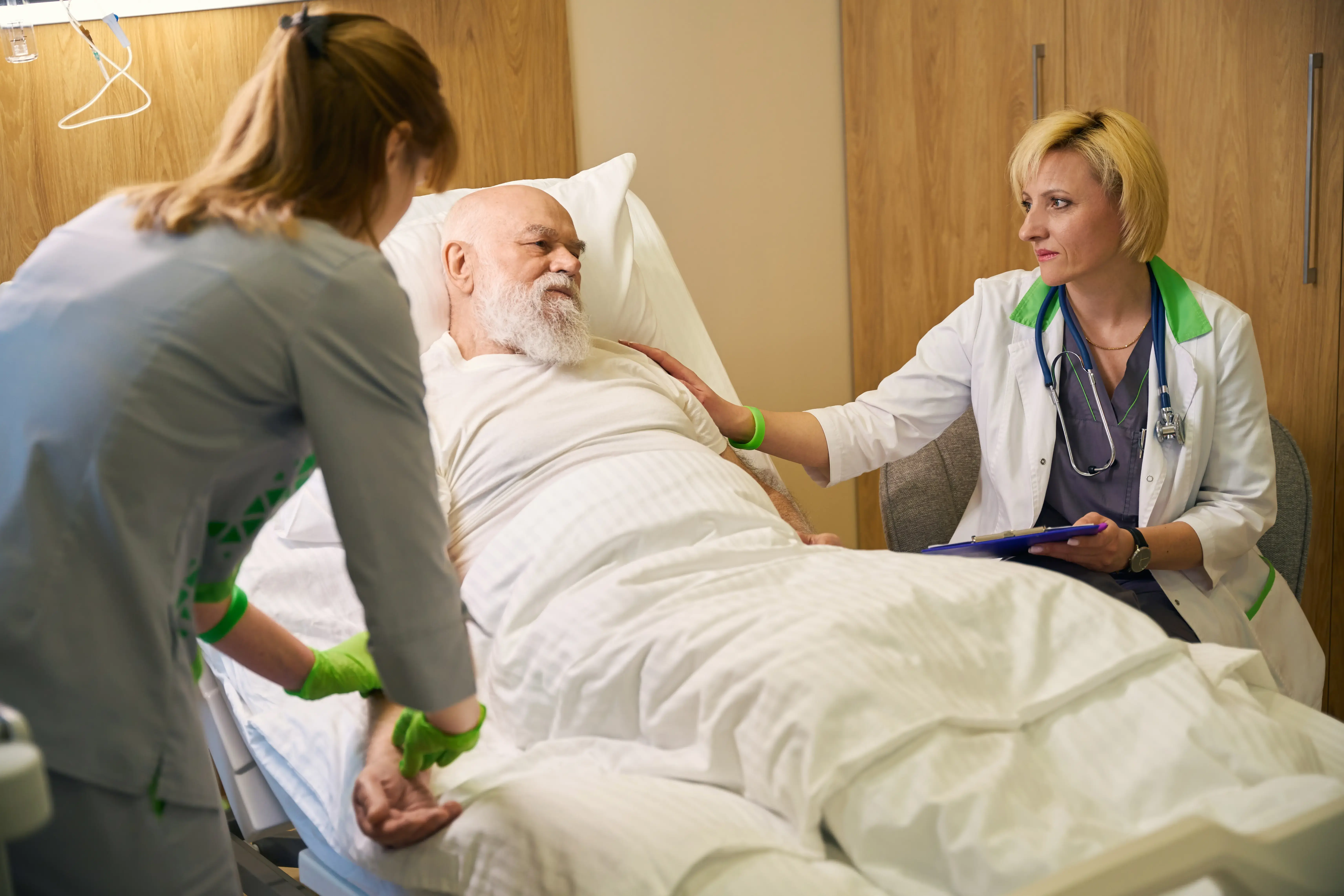 lady-doctor-calms-patient-while-nurse-takes-blood